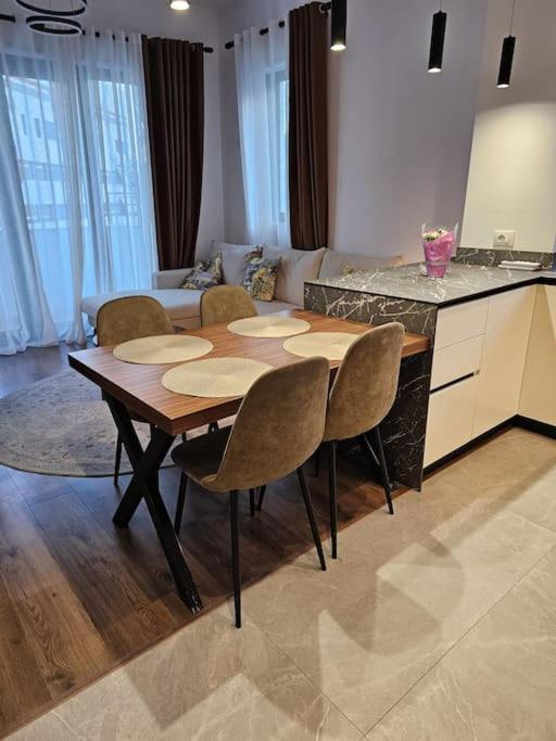 Deluxe Flat With Garden_tirana * Тирана